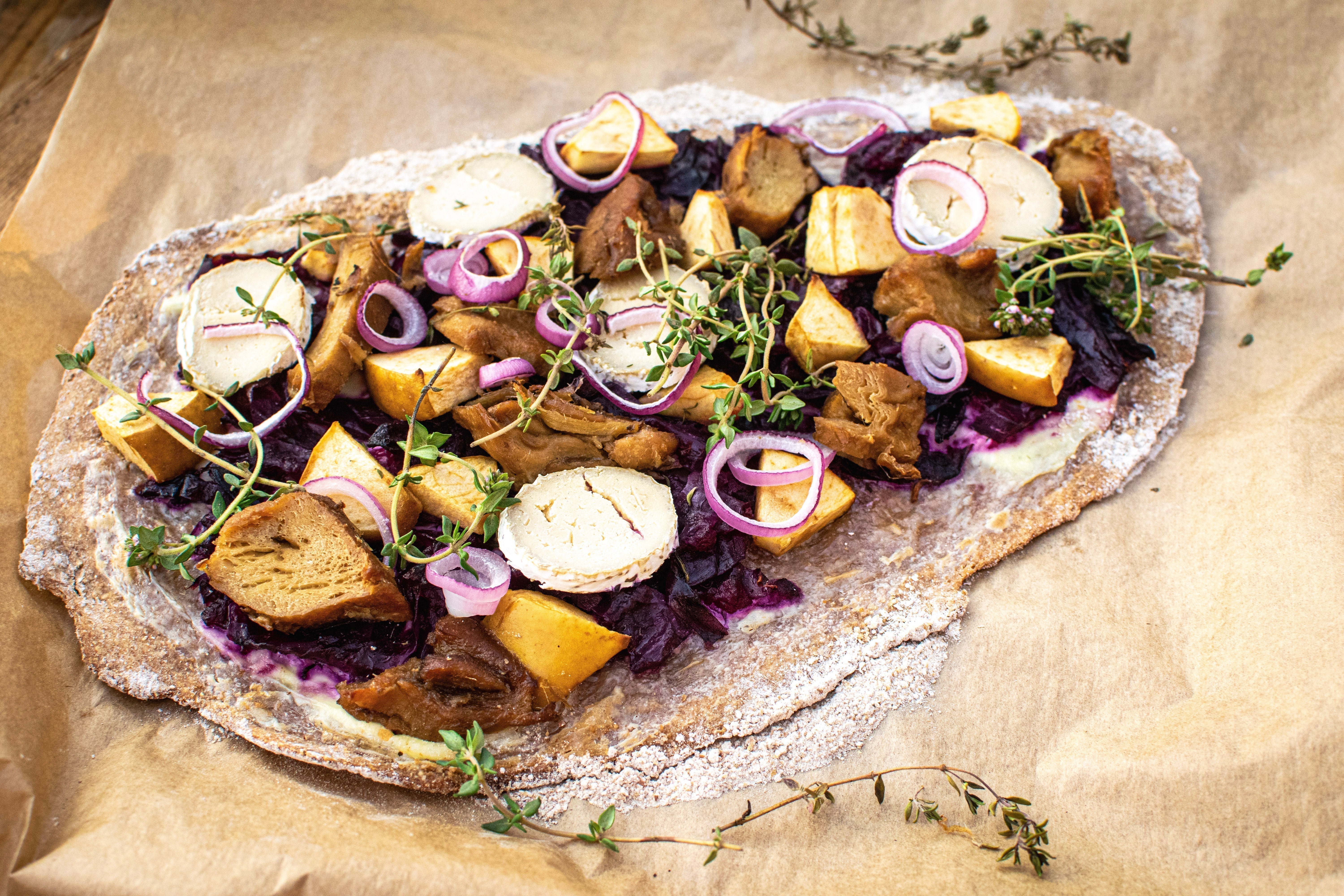 Flammkuchen mit Veganer Ente und Mandelbert