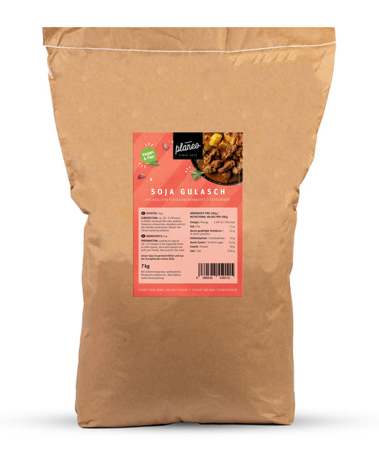 Der Soja Gulasch 7kg-Sack von planeo ist perfekt für große Mengen Fleischalternative in Gulaschform!