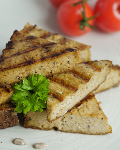 Unser BIO Tofu Mandel-Nuss ist ideal, um jeden Salat oder jeder Bowl den gewissen Kick zu geben.