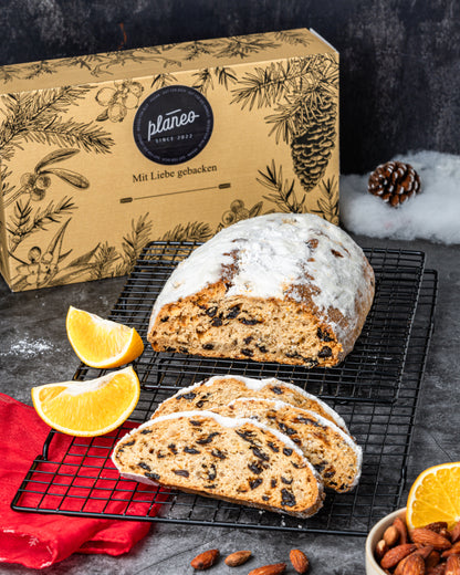 Der vegane sächsiche Christstollen von planeo ist ein veganer Rosinenstollen, der nicht nur edel aussieht, sondern auch unglaublich lecker schmeckt. 