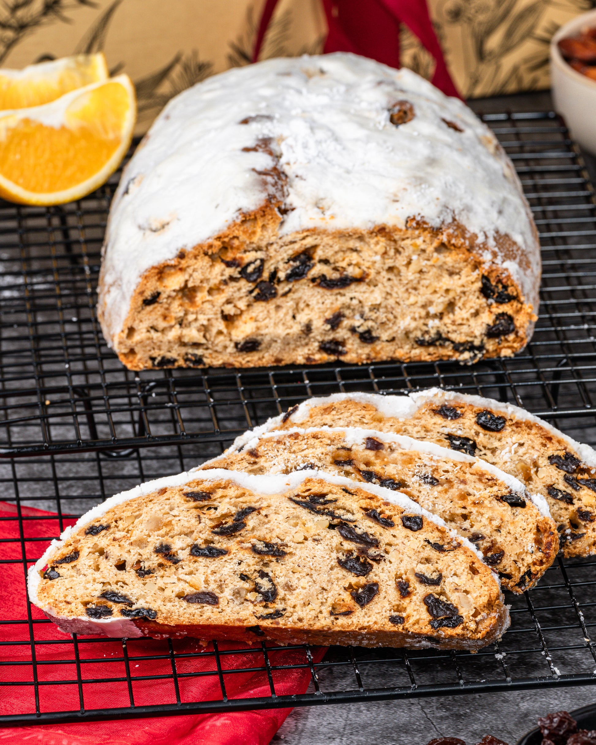 Was wäre Weihnachten ohne Christstollen? Nicht das selbe! Also holt Euch den vegane sächsichen Christstollen von planeo für das volle Weihnachtsgefühl!