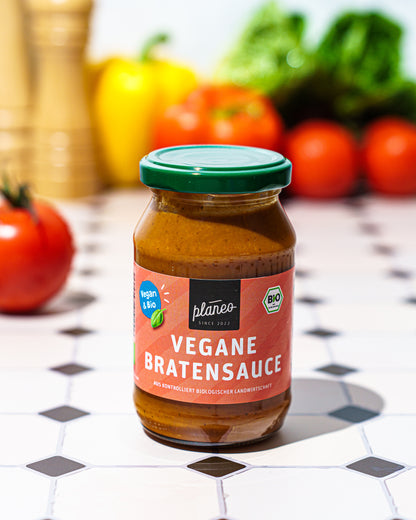 Die BIO vegane Bratensauce von planeo ist die perfekte Begleitung zu veganen Bratengerichten wie unserer veganen Ente oder einem selbstgemachten Festtagsbraten aus unserem Seitan fix. 