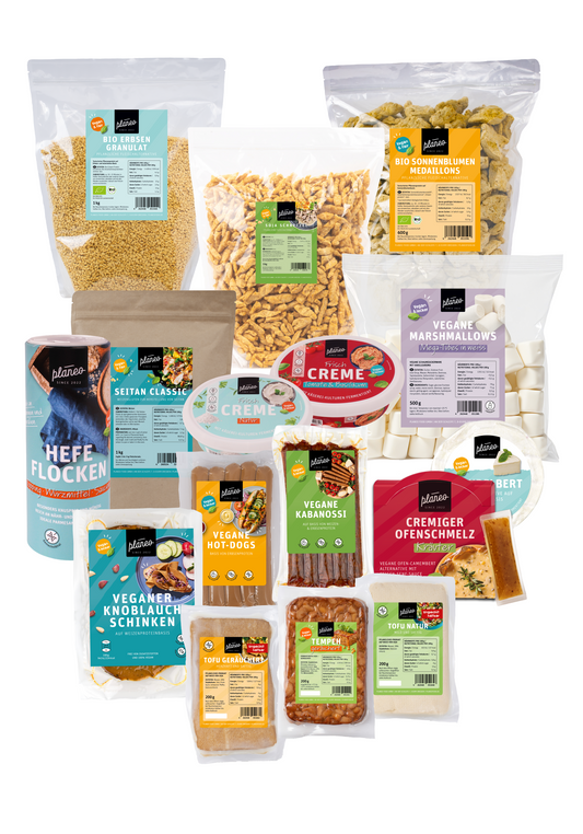 Wir helfen Dir mit unserem Einstiegs-Bundle und haben aus unseren veganen Fleisch-, Wurst- und Käsealternativen, Trockenprodukten und veganen Süßigkeiten die beliebtesten Produkte zusammengestellt.