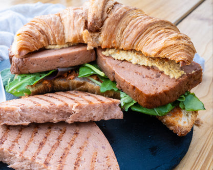 Lecker, fest im Biss und aus pflanzlichen Zutaten - der Leberkäse von planeo!
