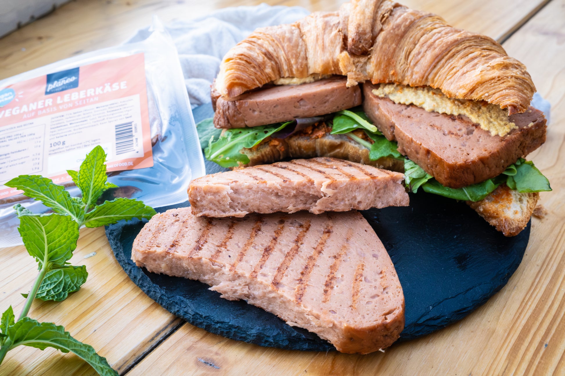 Lecker, fest im Biss und aus pflanzlichen Zutaten - der Leberkäse von planeo!