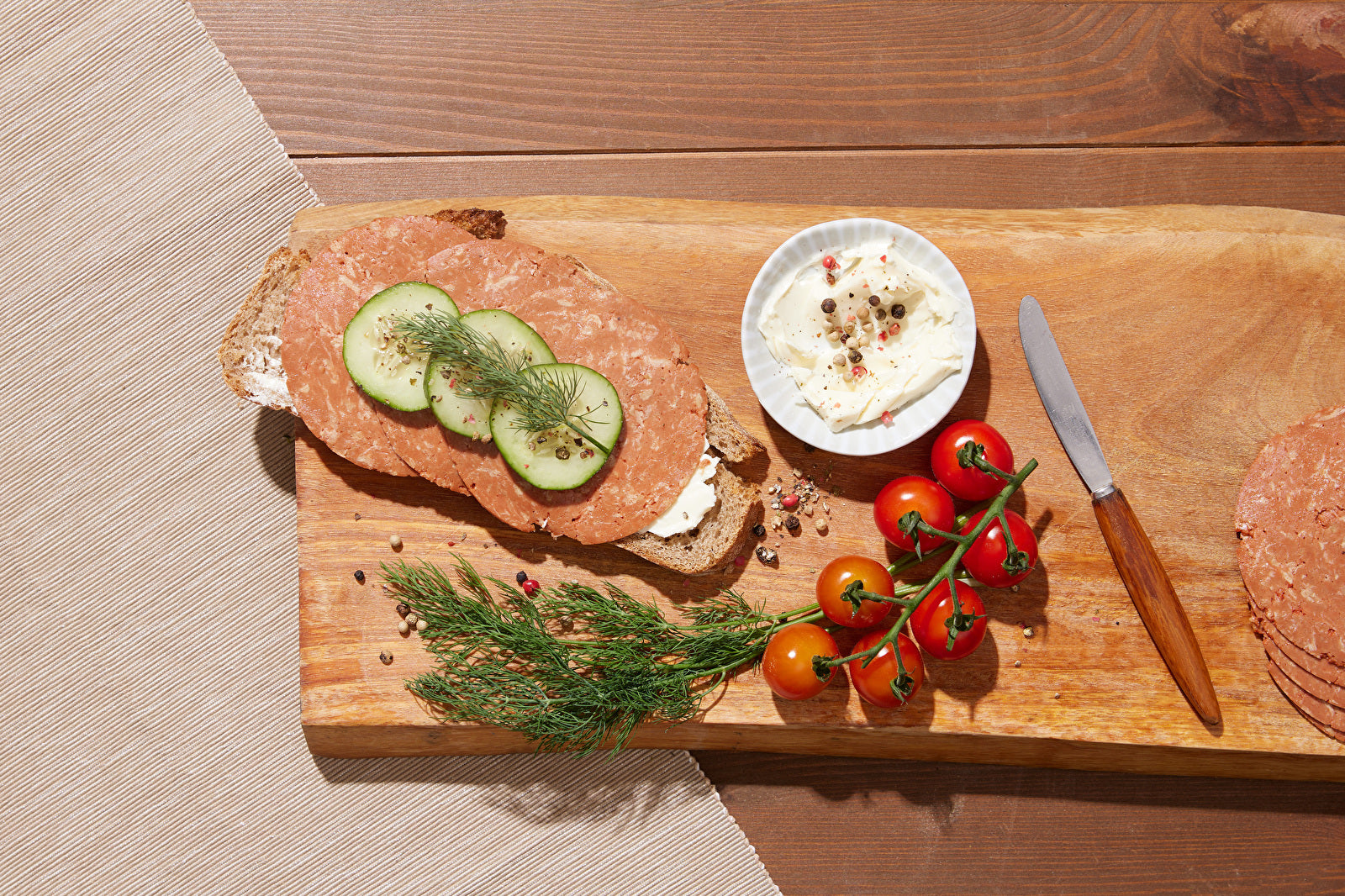 Die Vegane Salami Classic von planeo ist eine vegane Wurstalternative auf Basis von Weizenprotein, die dem Original in nichts nachsteht.